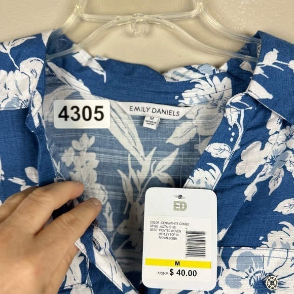 Emily daniels size medium nwt denim white combo 20-1-2 p2p 26”length v neck - Picture 4 of 6